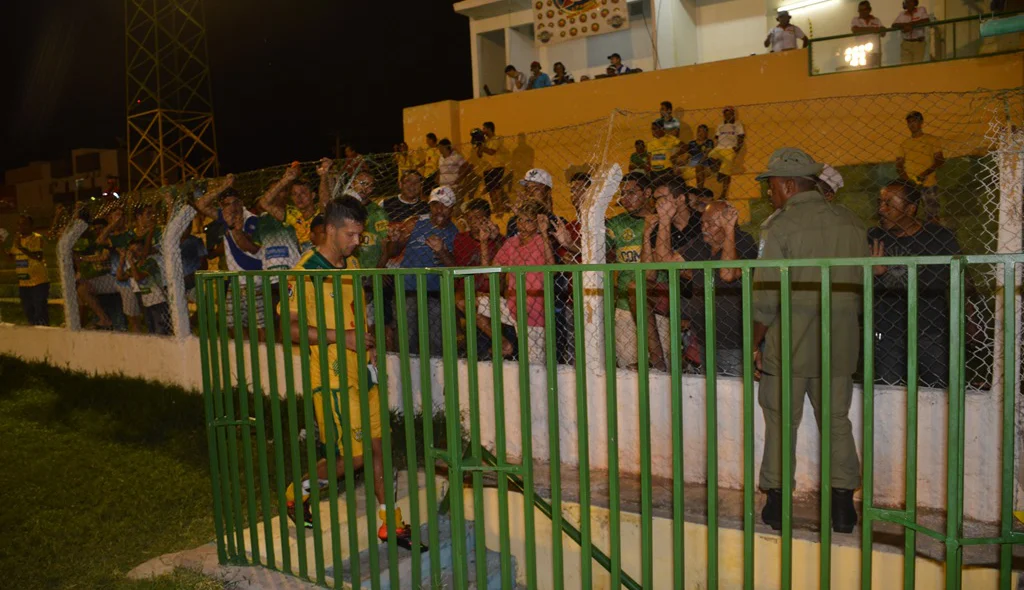 Torcedores protestam contra Raphael Freitas que desperdiçou um pênalti