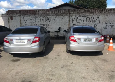 Veículo à esquerda com restrições