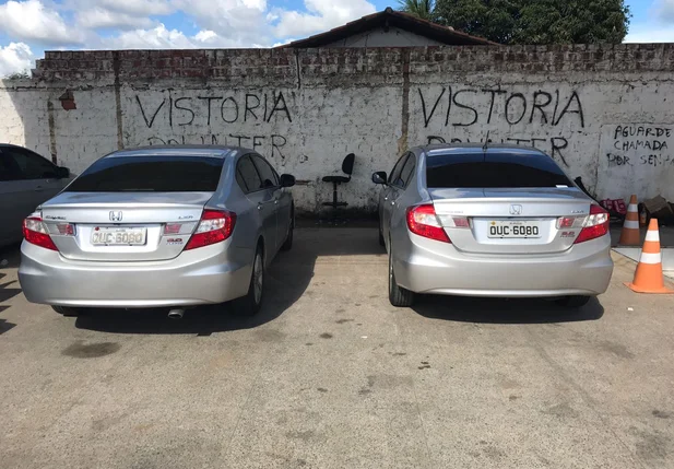 Veículo à esquerda com restrições