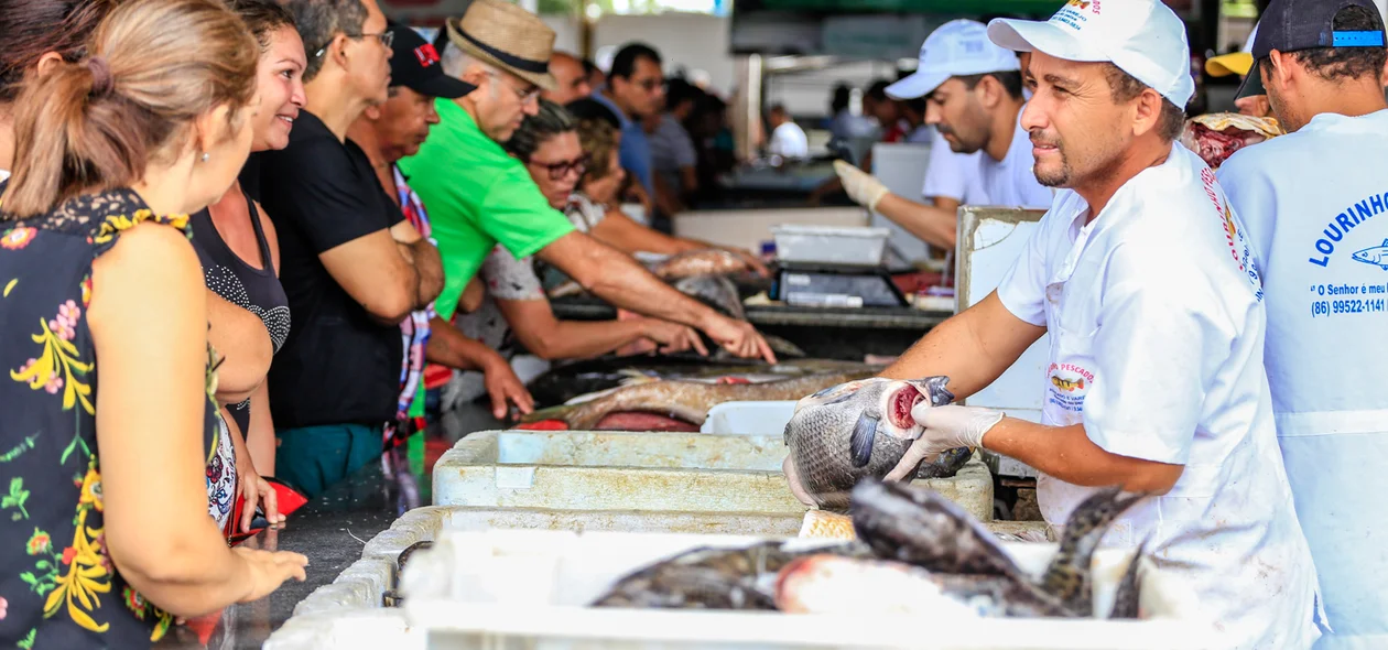 Vendedor mostrando o peixe para o cliente