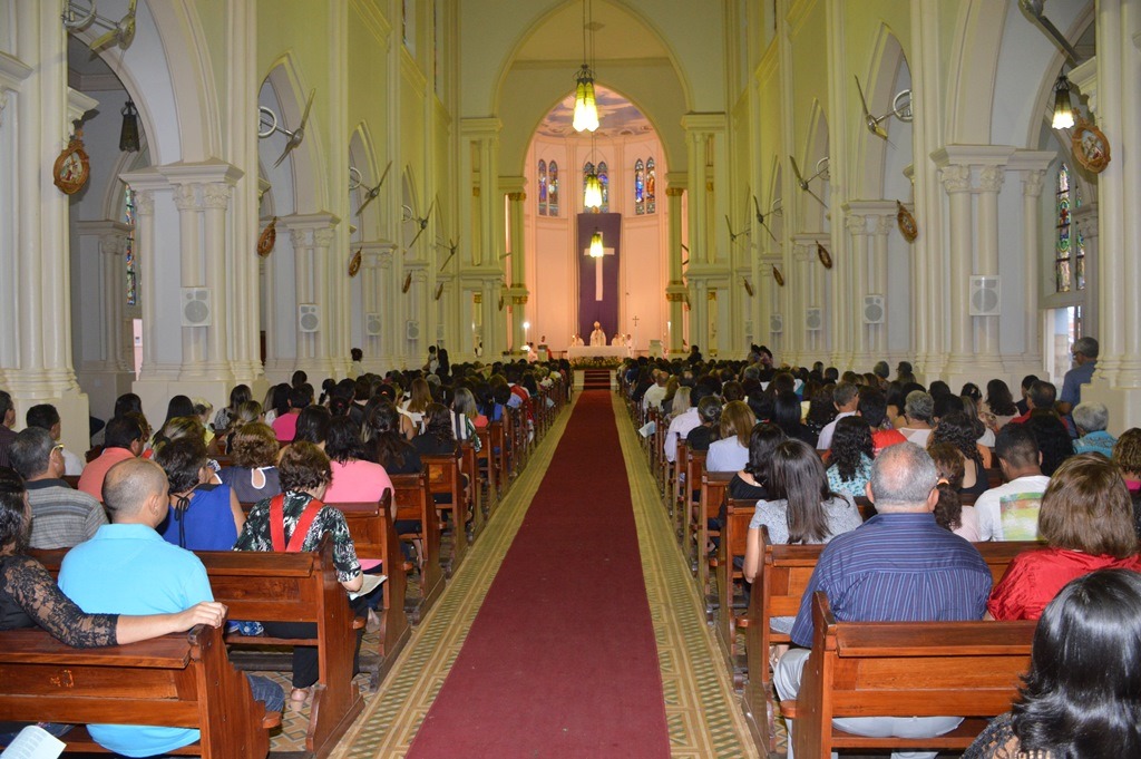 Católicos lotam dependências da Catedral de Picos