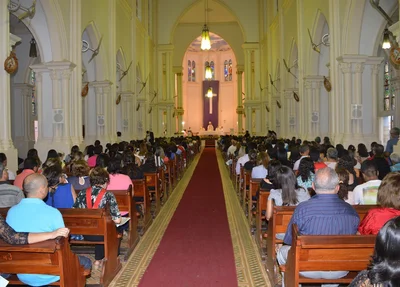Católicos lotam dependências da Catedral de Picos