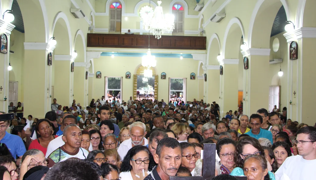 Fiéis lotam Catedral