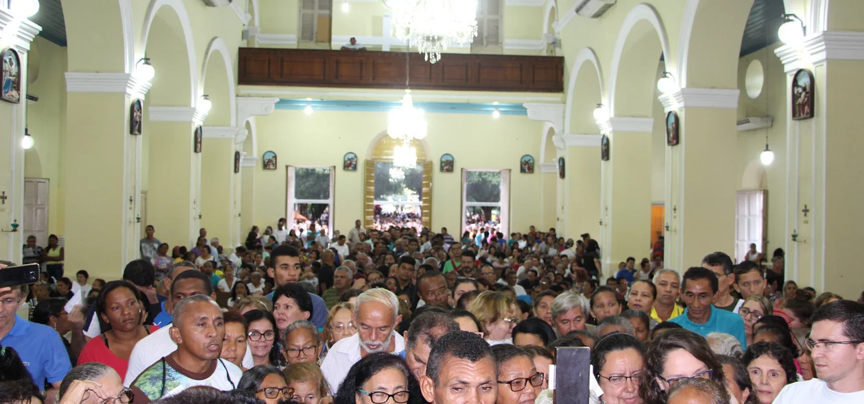 Fiéis lotam Catedral