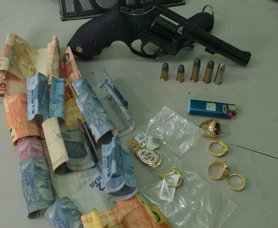 Objetos encontrados com os acusados  