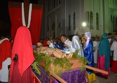 Corpo de Cristo é colocado no andor