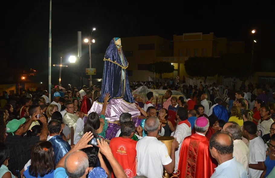 Devotos reverenciam imagem de Nossa Senhora