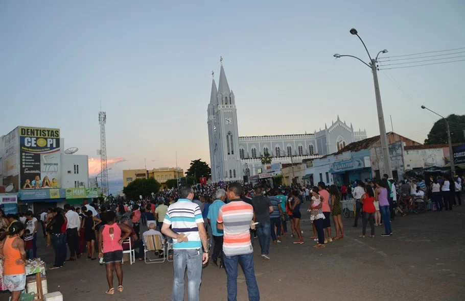 Fiéis aguardam início da procissão