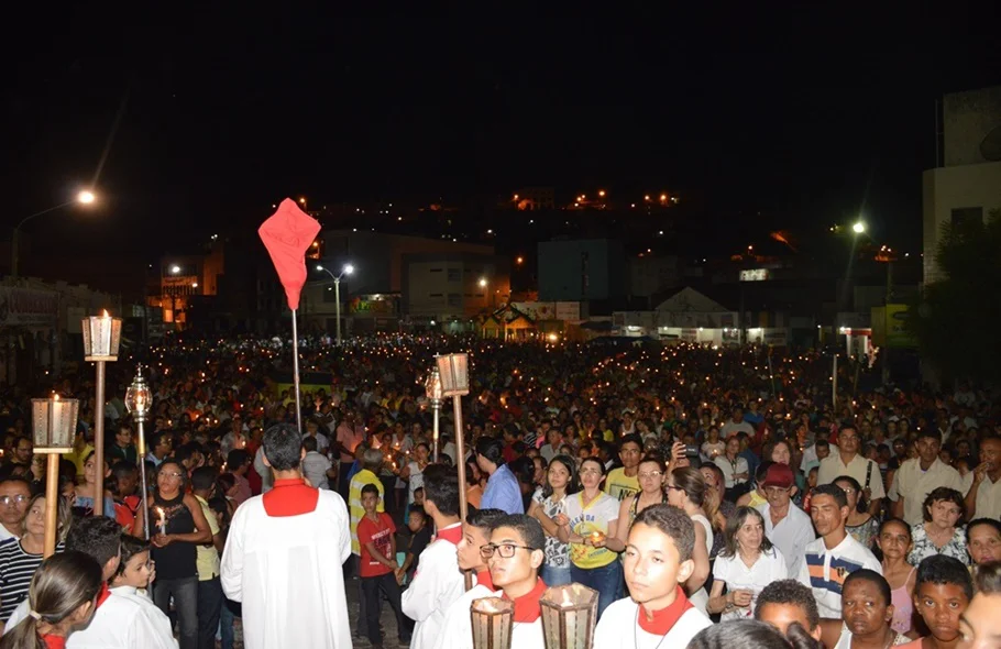 Milhares de devotos aguardam saída da procissão