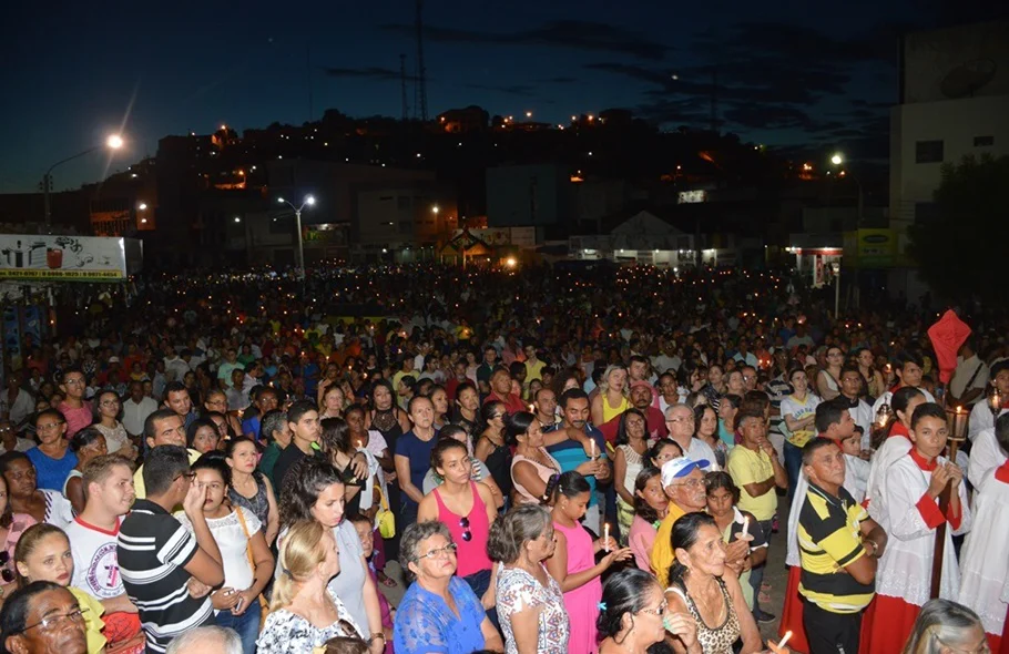 Multidão lota a praça Justino Luz