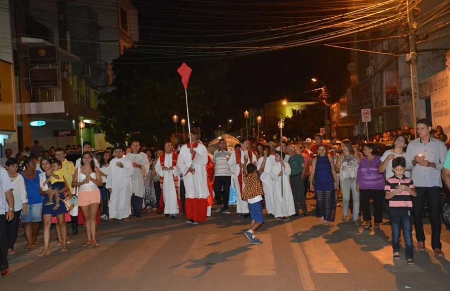 Padres e leigos seguem à frente da procissão