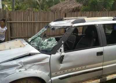Veículo ficou destruído 