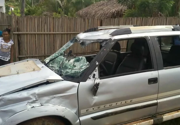Veículo ficou destruído 