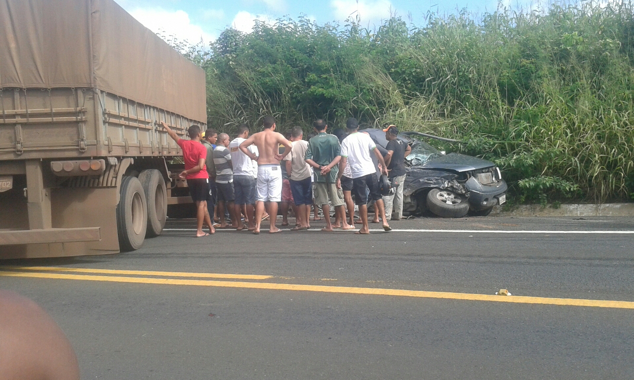 Acidente entre carreta e veículo Nissan Frontier BR 343