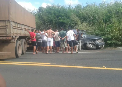 Acidente entre carreta e veículo Nissan Frontier BR 343