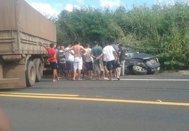 Acidente entre carreta e veículo Nissan Frontier BR 343