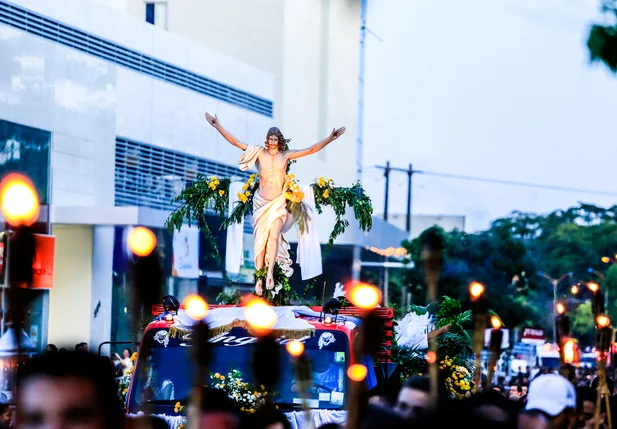 Fiéis participam da procissão Ressuscita com Cristo em Teresina