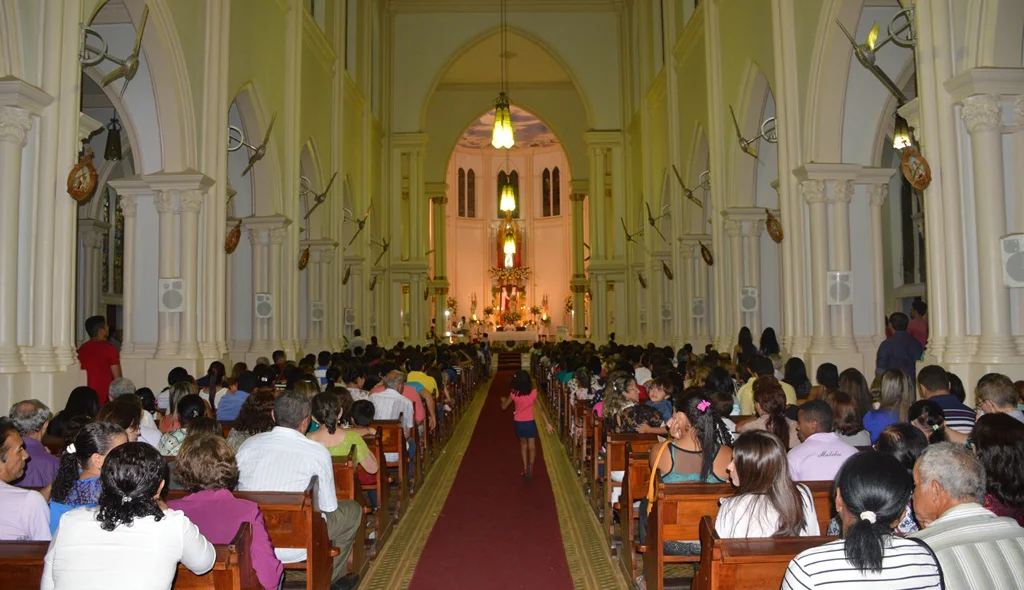 Catedral ficou lotada na Missa da Ressurreição