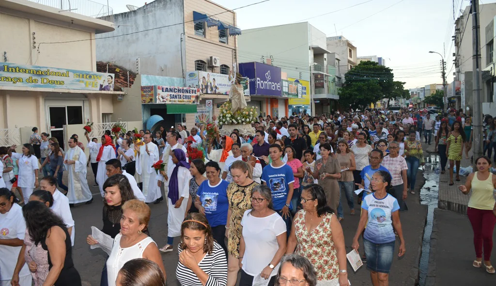 Devotos participam da procissão do Senhor Ressuscitado