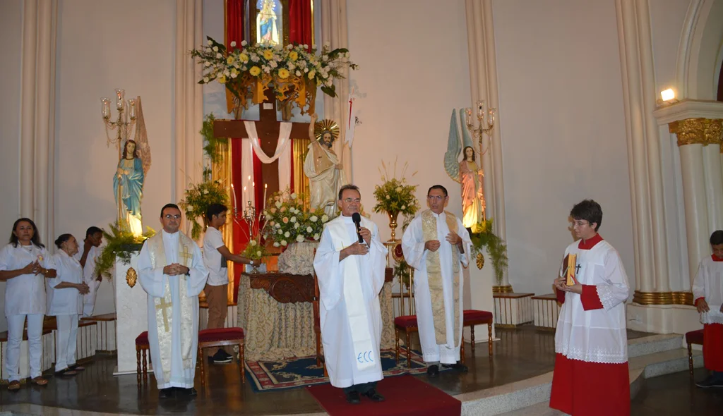 Padres conduzem celebração da Missa da Ressurreição