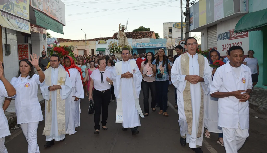 Padres e leigos seguem à frente da procissão