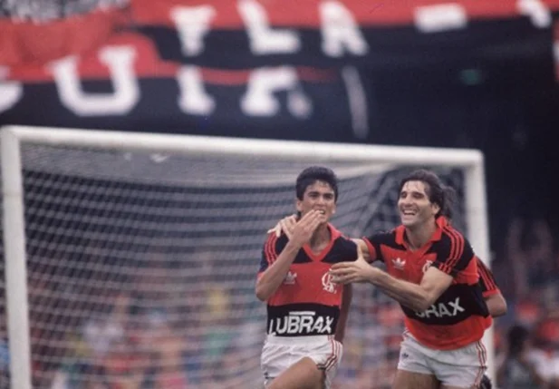 Bebeto e Renato Gaúcho comemoram o gol do Flamengo na vitória sobre o Atlético-MG.