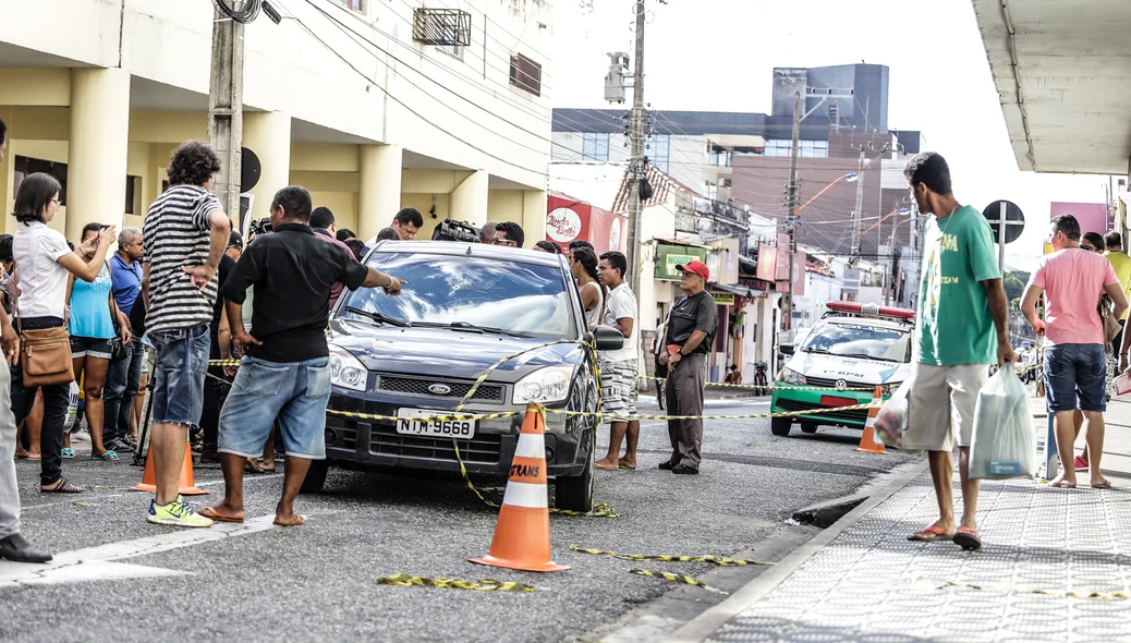 Carro da vítima que foi baleada no rosto