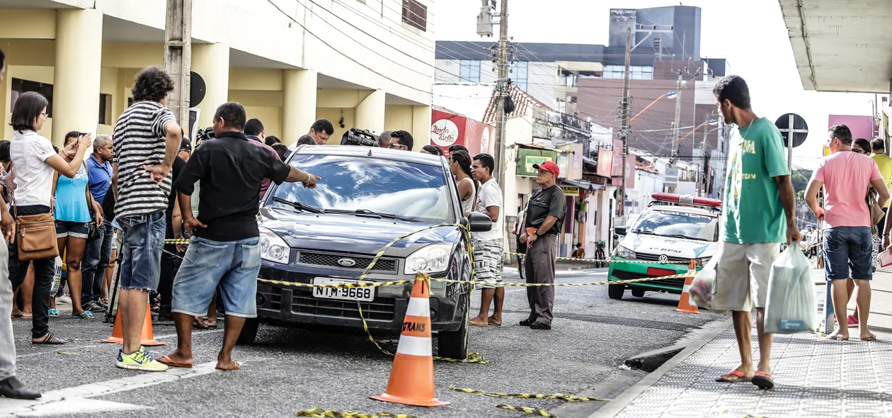 Carro da vítima que foi baleada no rosto
