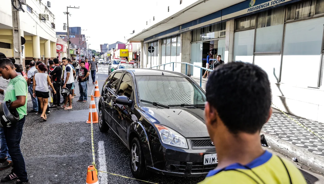 Carro vítima com a marca do tiro