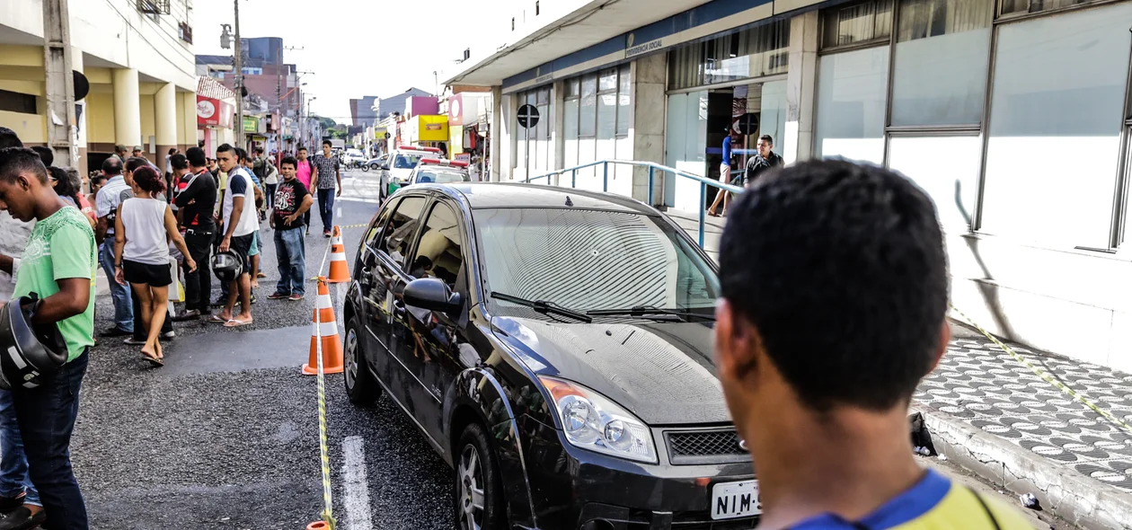 Carro vítima com a marca do tiro