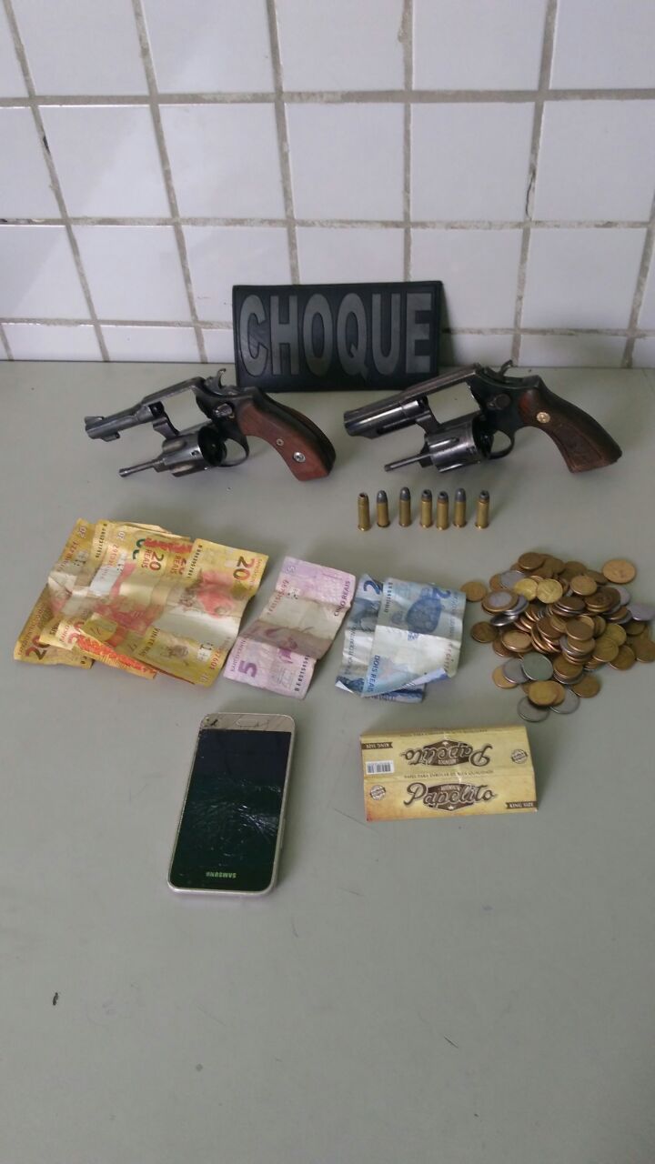 Foram presos cinco pessoas na abordagem policial 