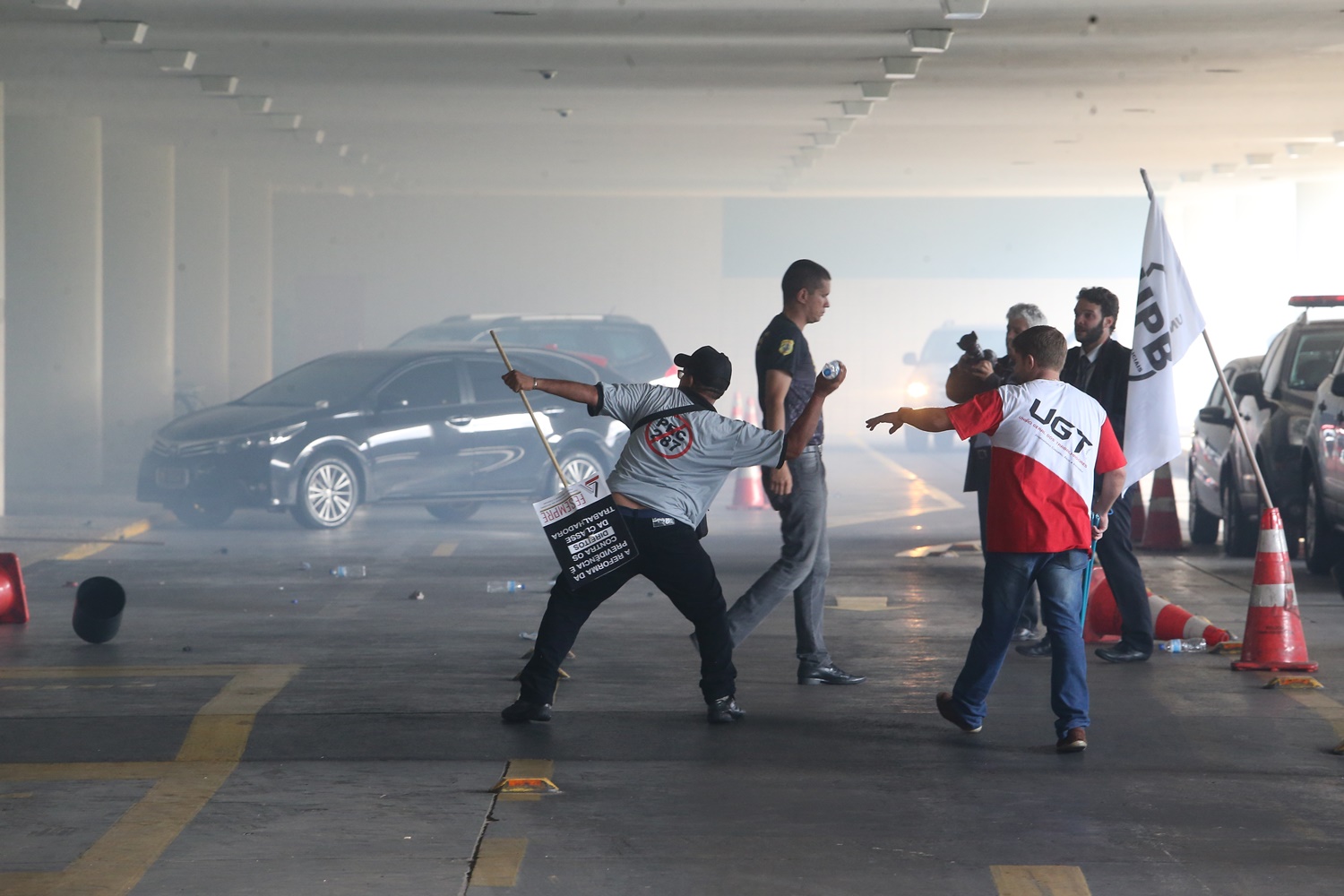 Membros da Fenapef (Federação Nacional dos Policiais Federais) tentaram invadir o Congresso