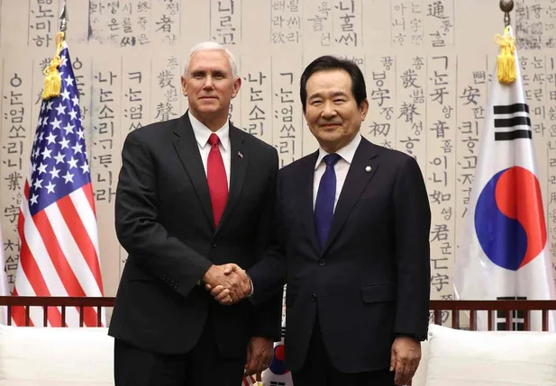 O vice-presidente dos EUA, Mike Pence, posa ao lado do porta-voz da Assembleia sul-coreana Chung Sye-kyun 