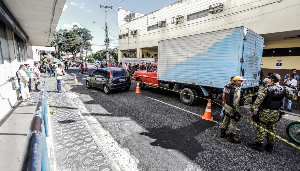 Policiais isolam local do crime