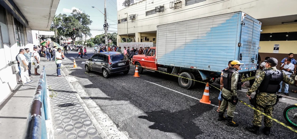 Policiais isolam local do crime