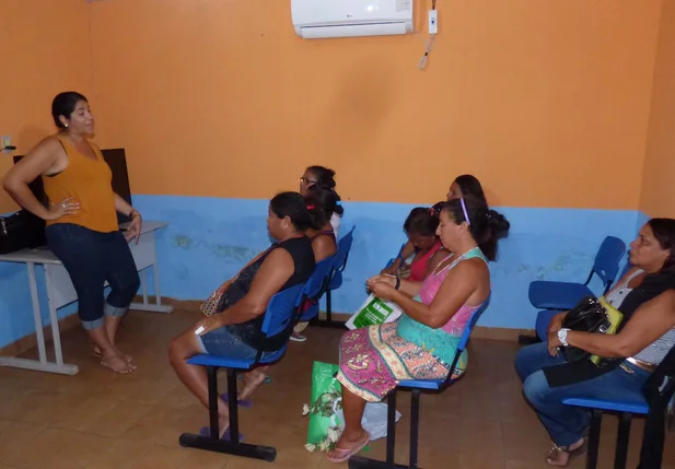 A psicóloga Francisca Veras explica a população sobre casos de violência 