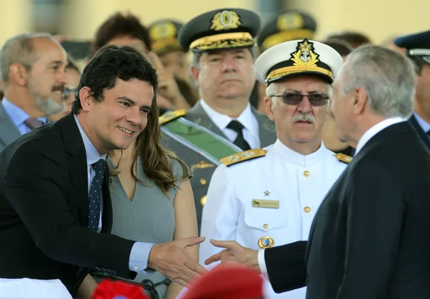 Juiz Sérgio Moro cumprimentando Michel Temer
