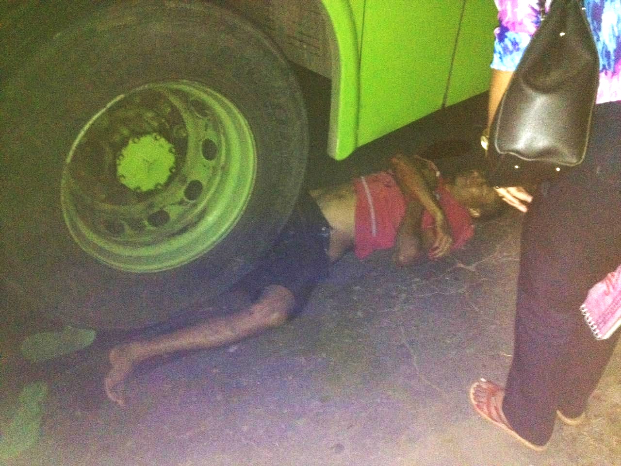 Vítima é atropelada por ônibus 