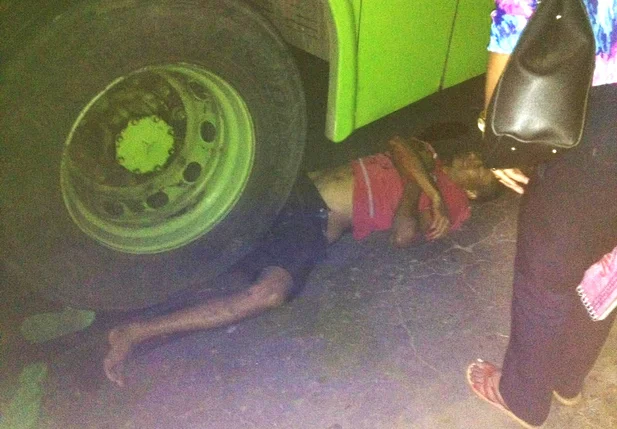 Vítima é atropelada por ônibus 