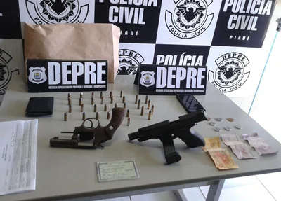 Armas, munições e dinheiro apreendidos
