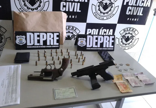 Armas, munições e dinheiro apreendidos