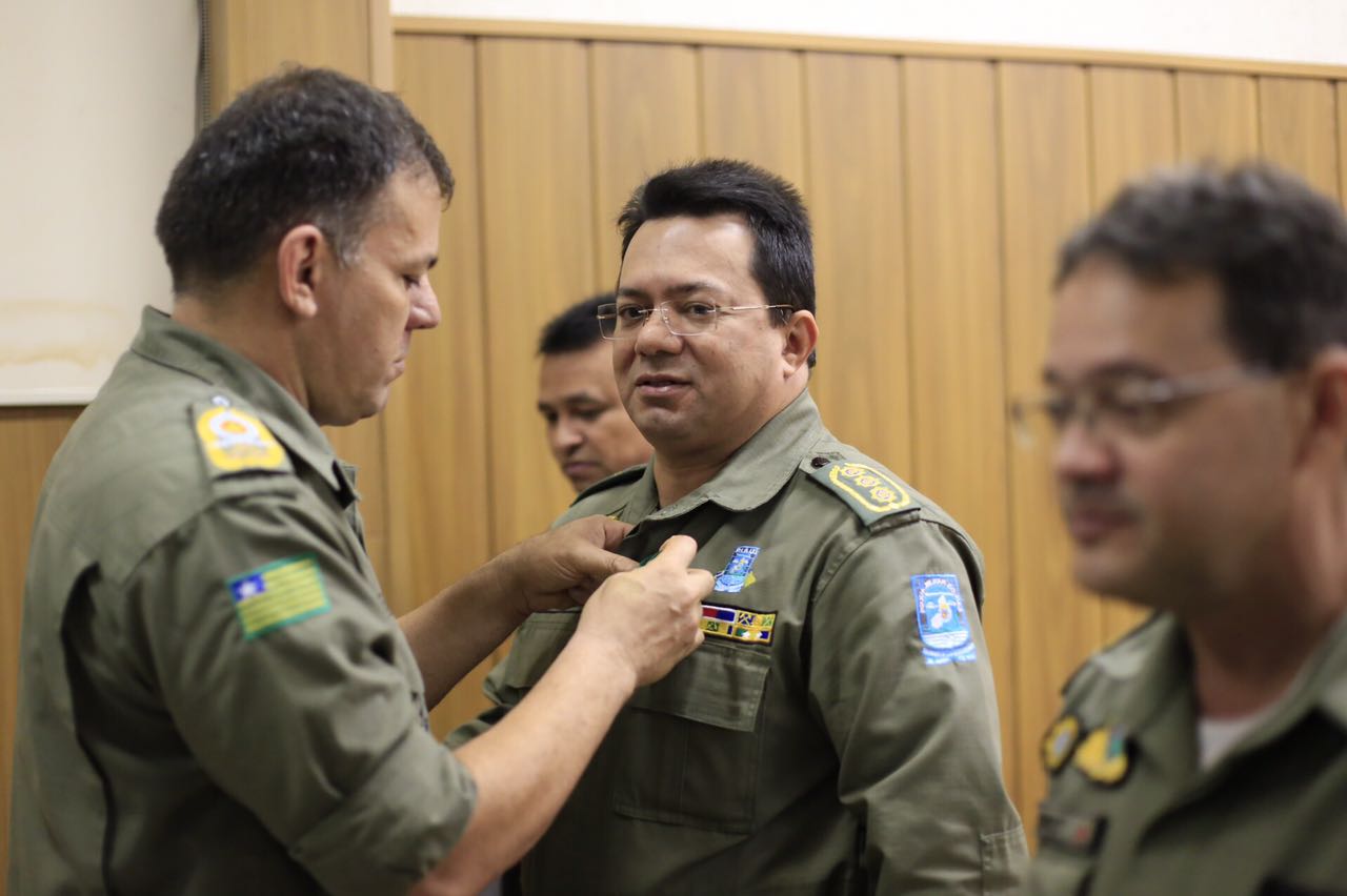 Coronel Wagner Torres recebendo medalha