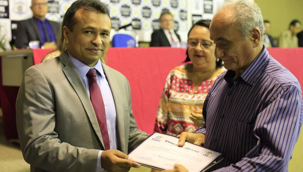 Secretário Fábio Abreu homenageia delegado