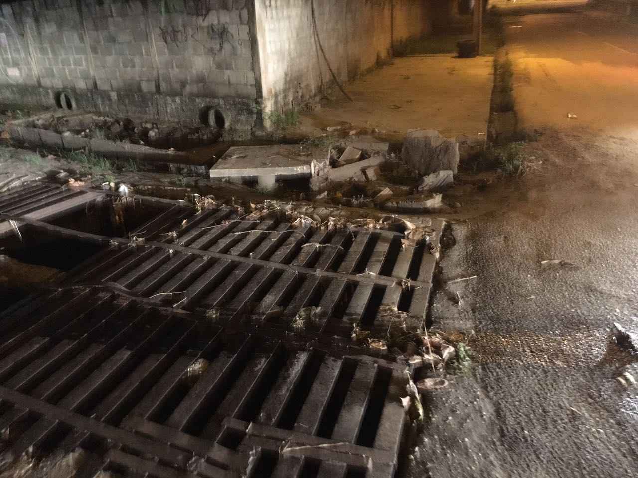Galeria aberta e sem sinalização em via no bairro Jóquei
