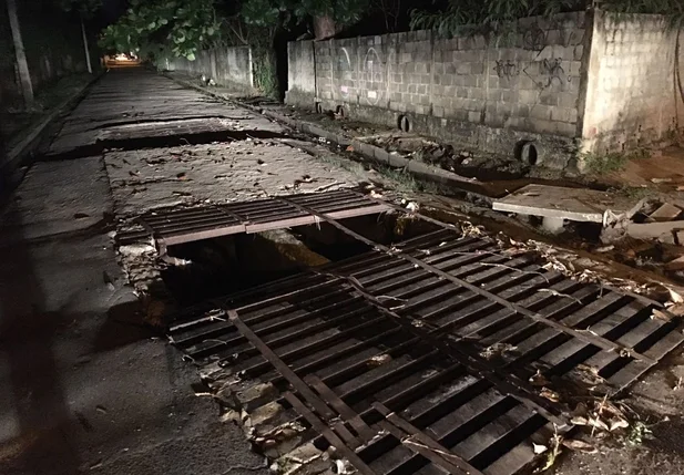 Galeria aberta e sem sinalização em via no bairro Jóquei