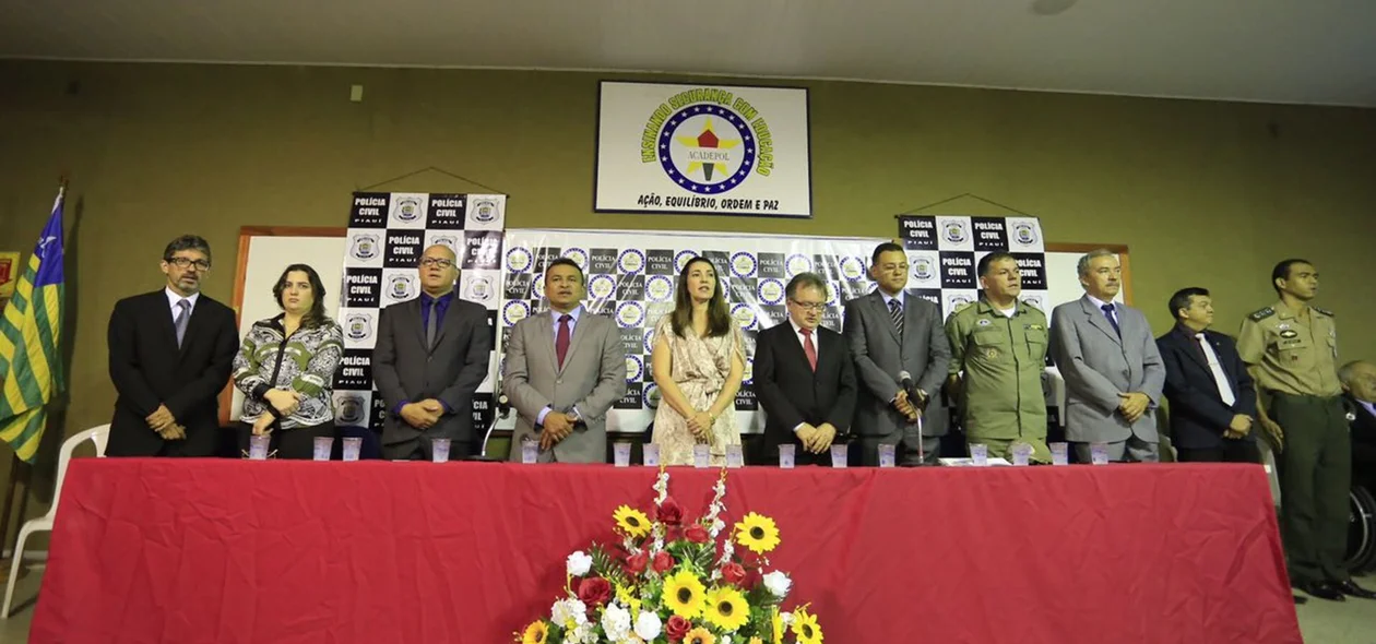 Homenagem da secretaria de Segurança aos policiais civis