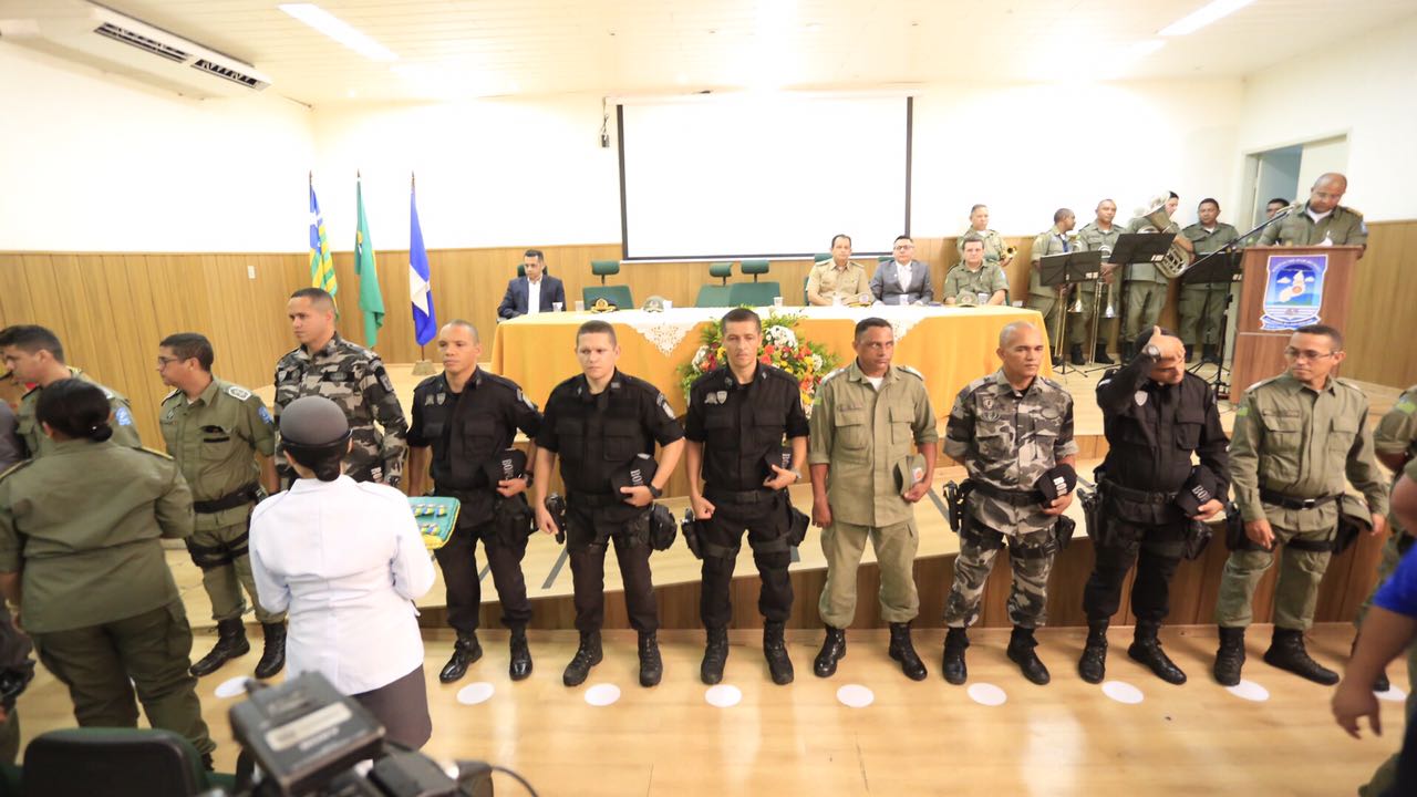 Policiais sendo homenageados