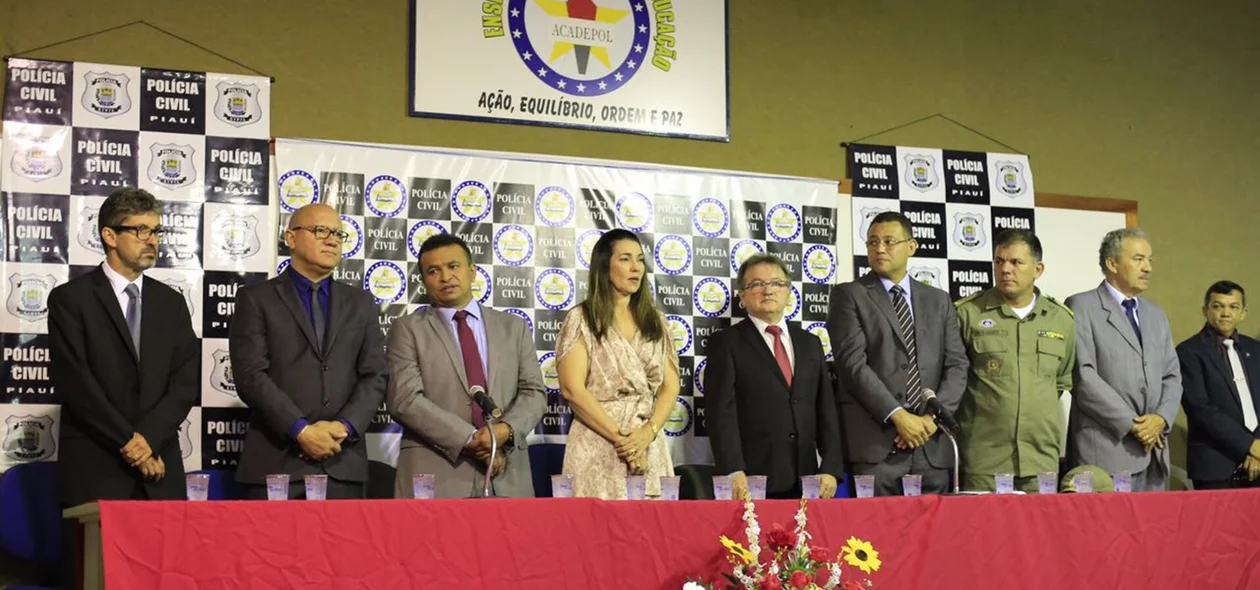 Solenidade em homenagem aos policiais civis