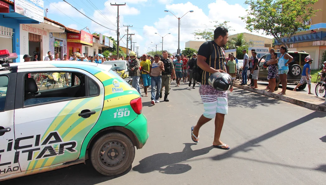 Após arrombar casa, bandido é espancado pela população