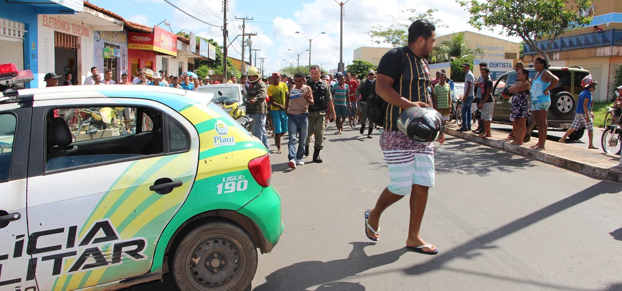 Após arrombar casa, bandido é espancado pela população